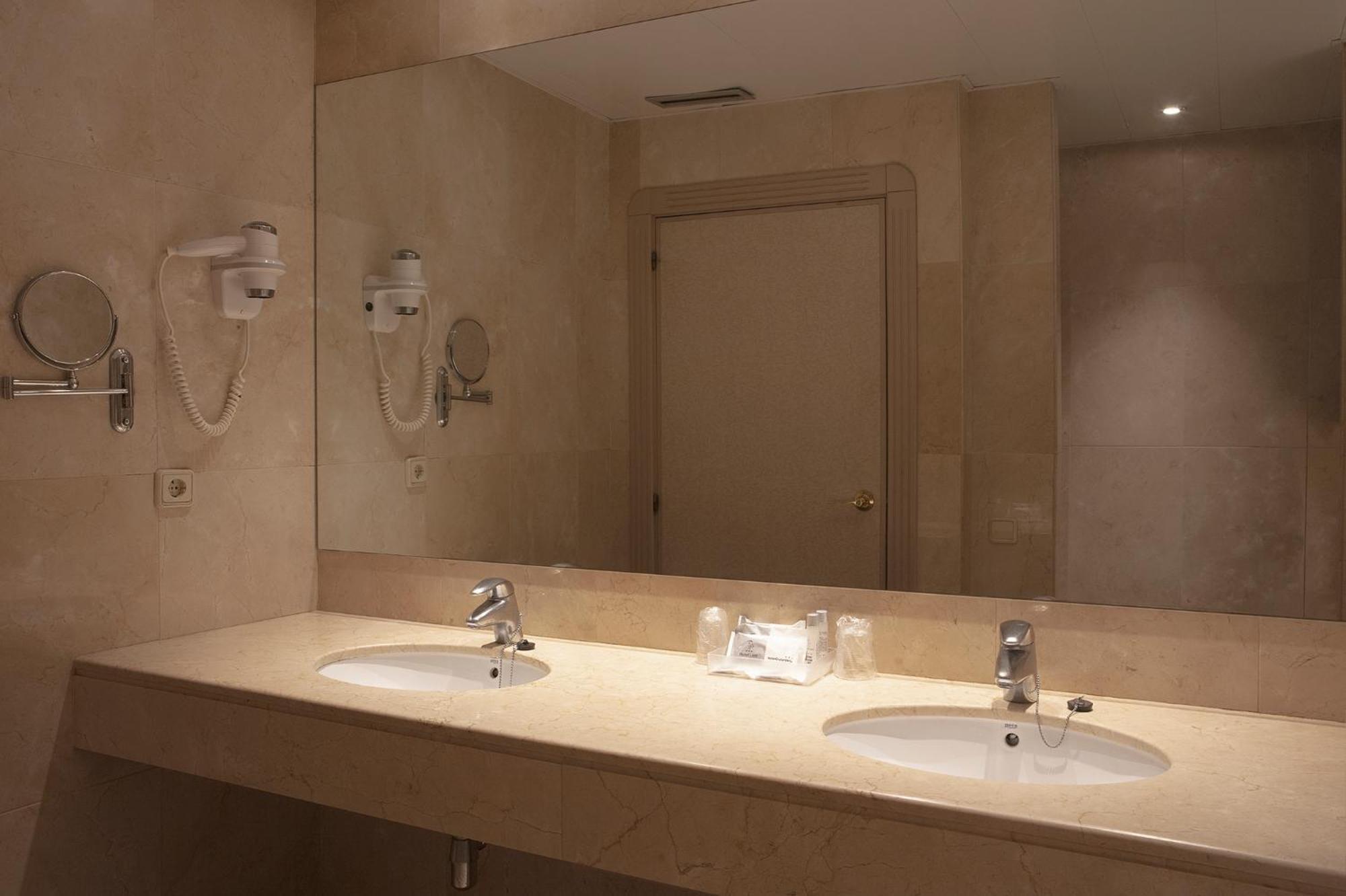 Lleo Hotel 3*