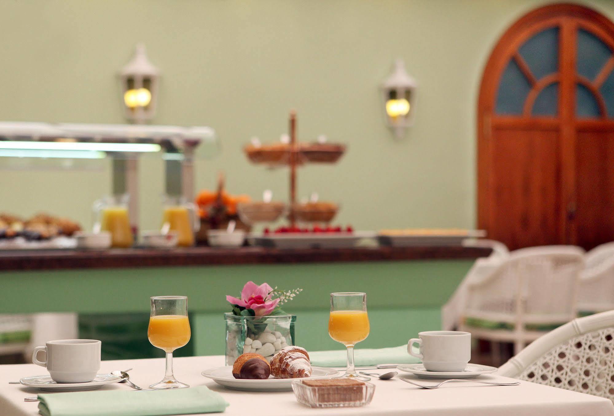 Lleo Hotel 3*