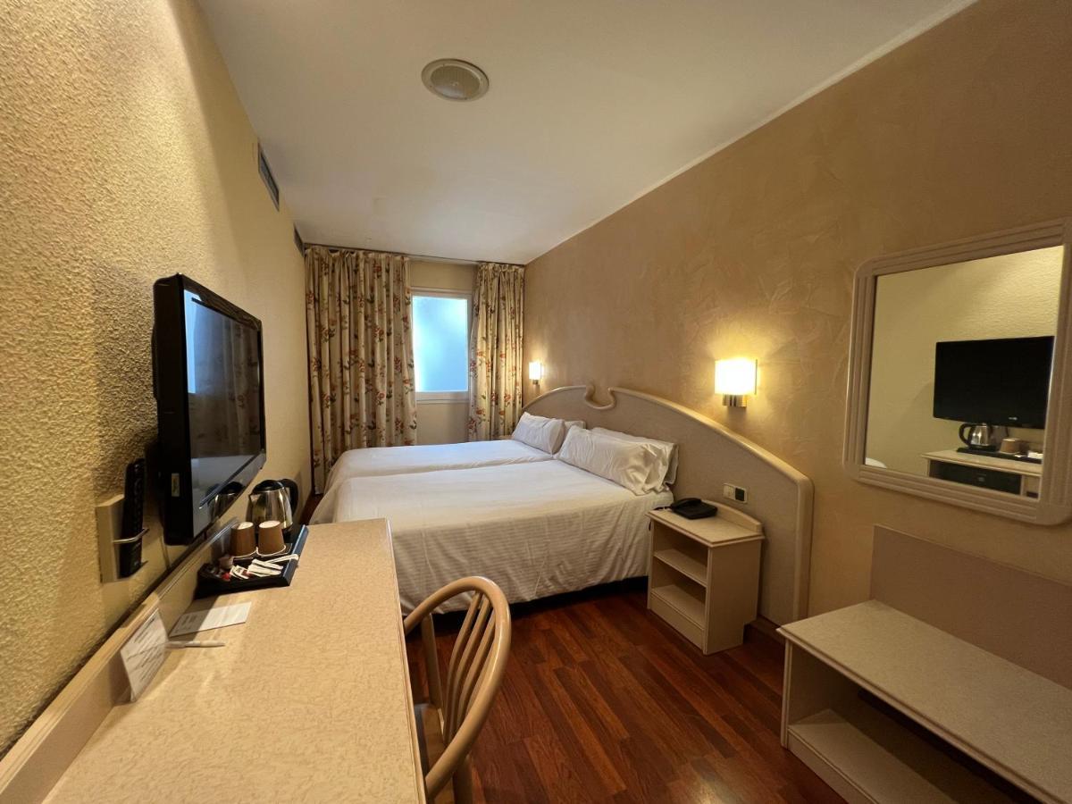 Lleo Hotel 3*